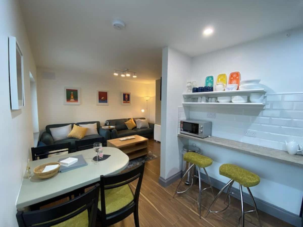 Location Location - Gorgeous 3 Bed Apartment In 킬라니 외부 사진