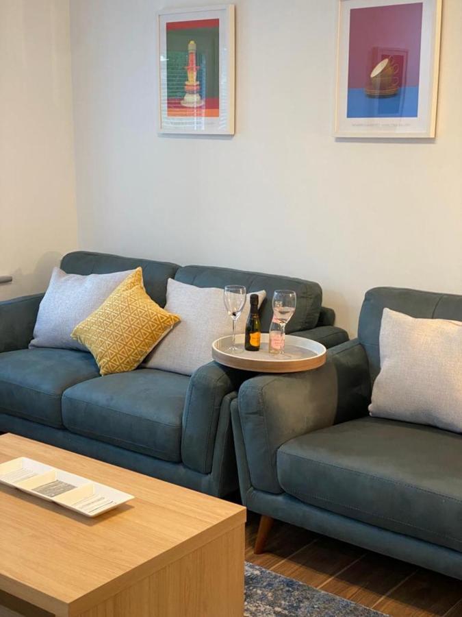 Location Location - Gorgeous 3 Bed Apartment In 킬라니 외부 사진